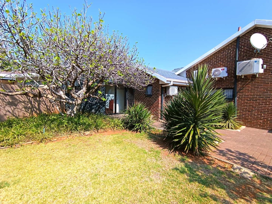 5 Bedroom Property for Sale in Langenhovenpark Free State